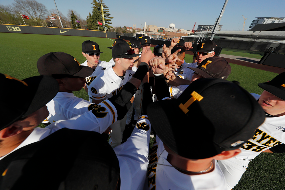 The Iowa Hawkeyes gather before their game against the Michigan Wolverines Friday, April 27, 2018 at Duane Banks Field in Iowa City. (Brian Ray/hawkeyesports.com)