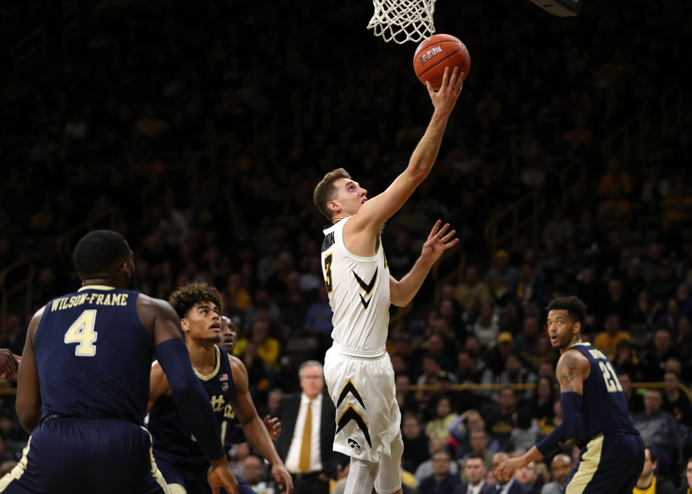 Iowa Hawkeyes guard Jordan Bohannon (3) against the Pitt Panthers Tuesday, November 27, 2018 at Carver-Hawkeye Arena. (Brian Ray/hawkeyesports.com)