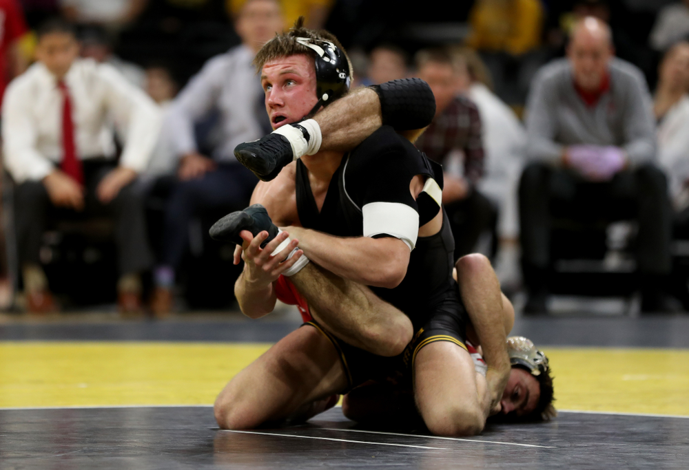IowaÕs Max Murin wrestles WisconsinÕs Tristan Moran at 141 pounds Sunday, December 1, 2019 at Carver-Hawkeye Arena. Murin won the match 3-2. (Brian Ray/hawkeyesports.com)