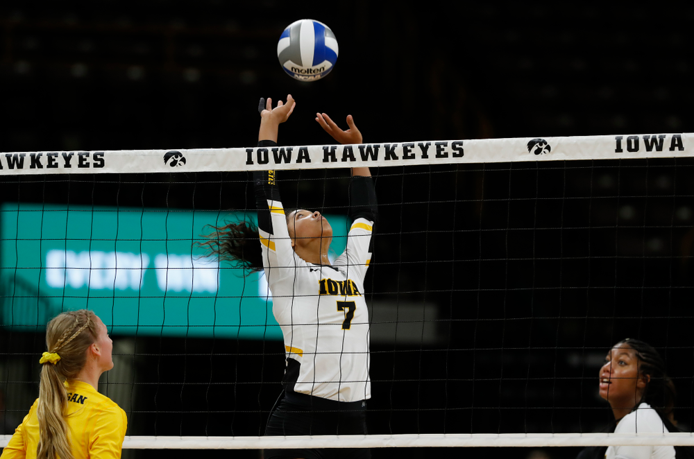 Iowa Hawkeyes setter Gabrielle Orr (7) against the Michigan Wolverines Sunday, September 23, 2018 at Carver-Hawkeye Arena. (Brian Ray/hawkeyesports.com)