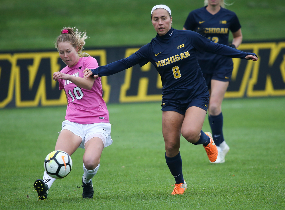 Iowa Hawkeyes midfielder Natalie Winters (10) passes the ball during a game against Michigan at the Iowa Soccer Complex on October 14, 2018. (Tork Mason/hawkeyesports.com)