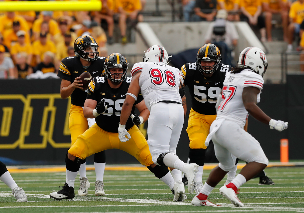Iowa Hawkeyes offensive lineman Keegan Render (69) and offensive lineman Ross Reynolds (59) against the Northern Illinois Huskies Saturday, September 1, 2018 at Kinnick Stadium. (Brian Ray/hawkeyesports.com)