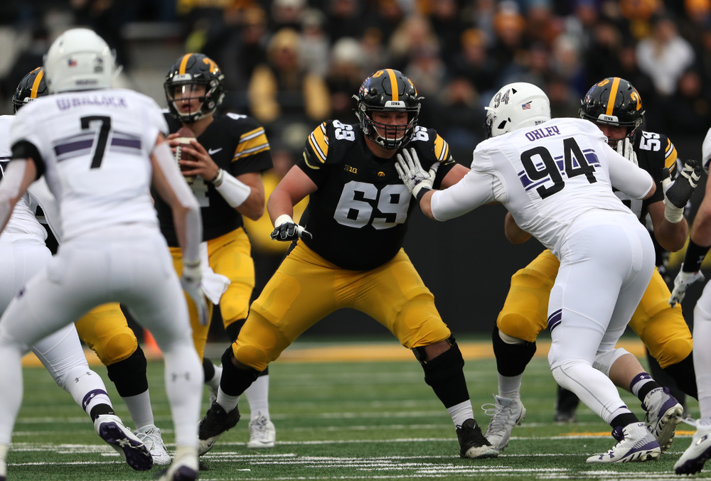 Iowa Hawkeyes offensive lineman Keegan Render (69) against the Northwestern Wildcats Saturday, November 10, 2018 at Kinnick Stadium. (Brian Ray/hawkeyesports.com)