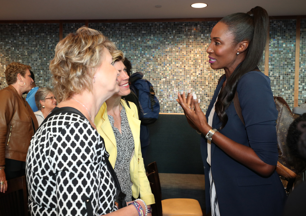 Iowa Hawkeyes forward Megan Gustafson (10) poses for photos with Lisa Leslie after winning the WBCA Lisa Leslie Award Wednesday, April 4, 2018 at Amalie Arena in Tampa, FL. (Brian Ray/hawkeyesports.com)