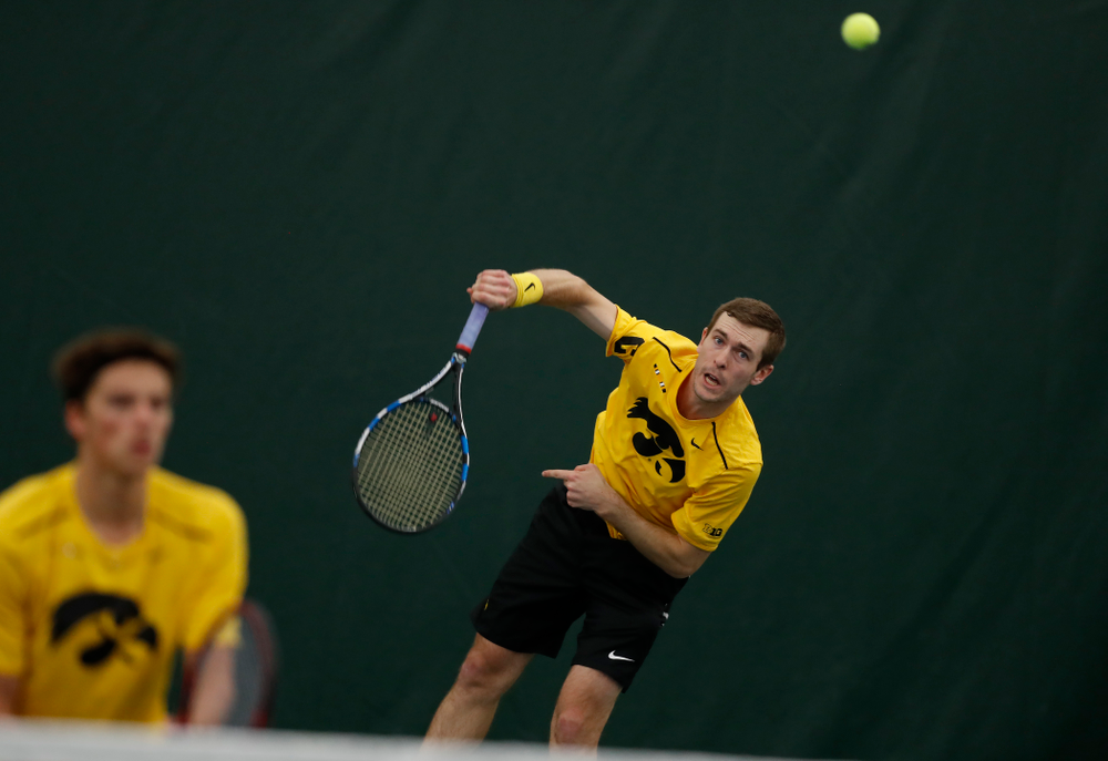 Joe Tyler and Jake Jacoby play a doubles match against the Illinois Fighting Illini Saturday, March 31, 2018 at Hawkeye Tennis and Recreation Center. (Brian Ray/hawkeyesports.com)