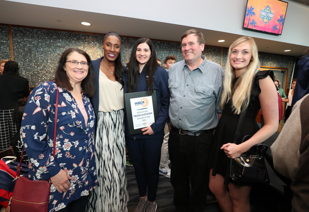 Iowa Hawkeyes forward Megan Gustafson (10) poses for photos with Lisa Leslie after winning the WBCA Lisa Leslie Award Wednesday, April 4, 2018 at Amalie Arena in Tampa, FL. (Brian Ray/hawkeyesports.com)