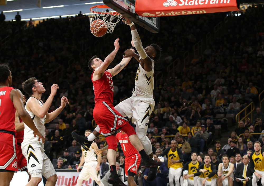 Iowa Hawkeyes forward Tyler Cook (25) dunks the ball against the Ohio State Buckeyes Saturday, January 12, 2019 at Carver-Hawkeye Arena. (Brian Ray/hawkeyesports.com)