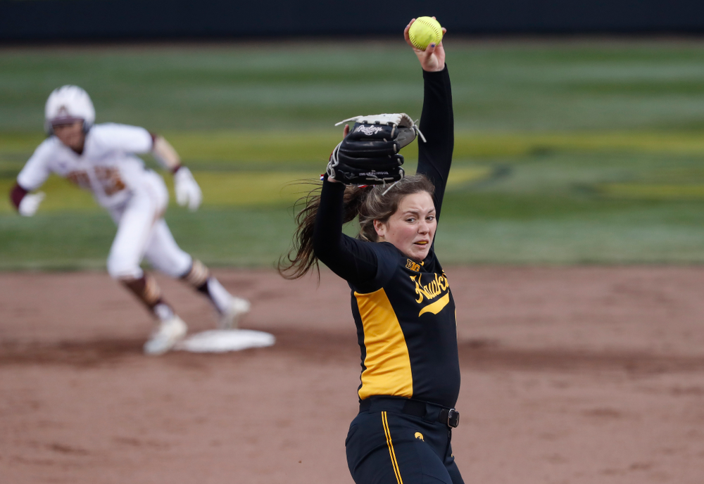 Iowa Hawkeyes starting pitcher/relief pitcher Lauren Shaw (8) against the Minnesota Golden Gophers Friday, April 13, 2018 at Bob Pearl Field. (Brian Ray/hawkeyesports.com)