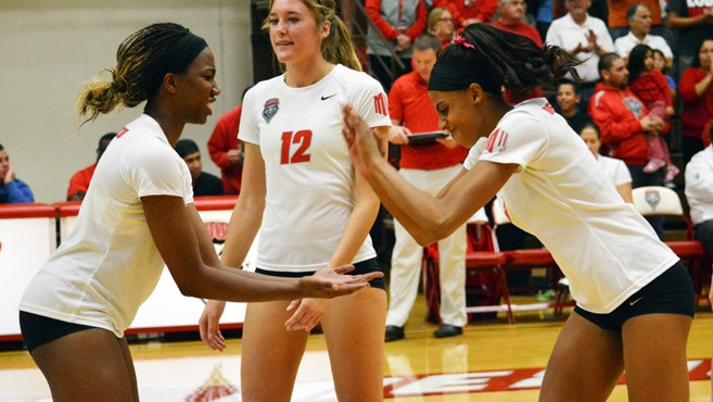 Lobos Fall to UNLV in 5 Sets