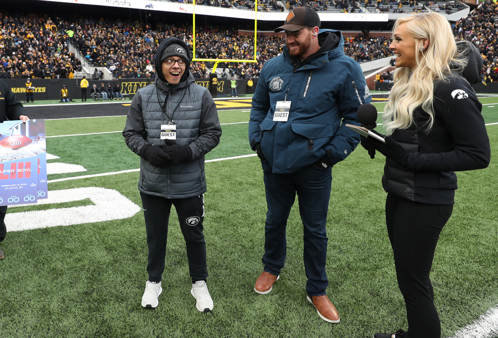 Former Hawkeye linebacker and current Denver Bronco Josey Jewel surprises former Kid Captain
Parker Kress of Bettendorf with Super Bowl tickets during the Iowa Hawkeyes game against the Northwestern Wildcats Saturday, November 10, 2018 at Kinnick Stadium. (Brian Ray/hawkeyesports.com)