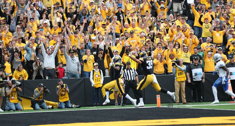 Iowa Hawkeyes wide receiver Ihmir Smith-Marsette (6) against Middle Tennessee State Saturday, September 28, 2019 at Kinnick Stadium. (Max Allen/hawkeyesports.com)