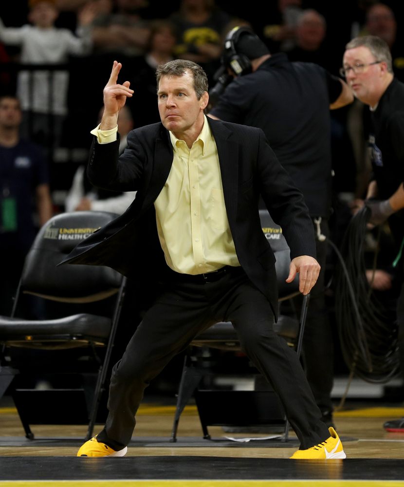 Head Coach Tom Brands works the edge of the mat as Iowa’s Austin DeSanto wrestles Ohio State’s Jordan Decatur at 133 pounds Friday, January 24, 2020 at Carver-Hawkeye Arena. DeSanto won the match with a 21-3 tech fall. (Brian Ray/hawkeyesports.com)