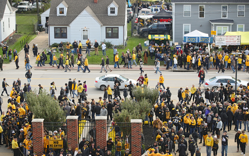 Fans walk along Melrose Avenue before the game at Kinnick Stadium in Iowa City on Saturday, Oct 12, 2019. (Stephen Mally/hawkeyesports.com)