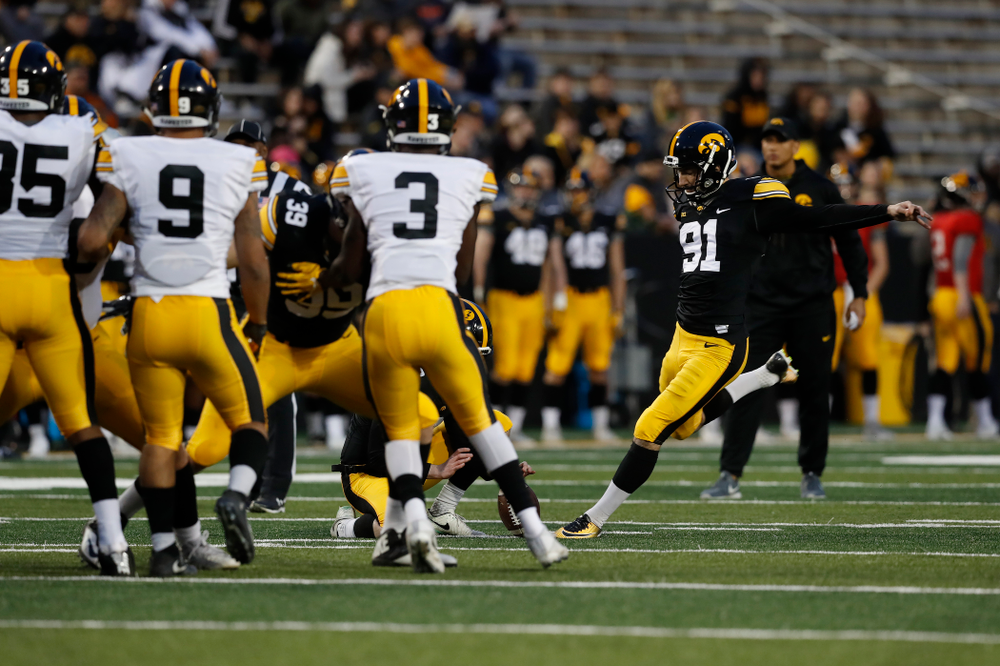 Iowa Hawkeyes place kicker Miguel Recinos (91) during their final spring practice Friday, April 20, 2018 at Kinnick Stadium. (Brian Ray/hawkeyesports.com)
