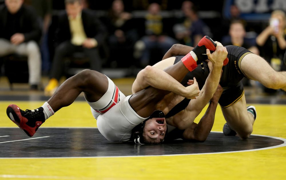 Iowa’s Austin DeSanto wrestles Ohio State’s Jordan Decatur at 133 pounds Friday, January 24, 2020 at Carver-Hawkeye Arena. DeSanto won the match with a 21-3 tech fall. (Brian Ray/hawkeyesports.com)