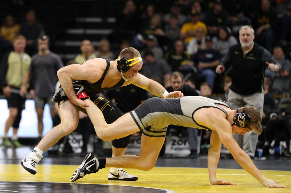 Iowa's Alex Marinelli wrestles Purdue's Cole Wysocki at 165 pounds Saturday, November 24, 2018 at Carver-Hawkeye Arena. (Brian Ray/hawkeyesports.com)