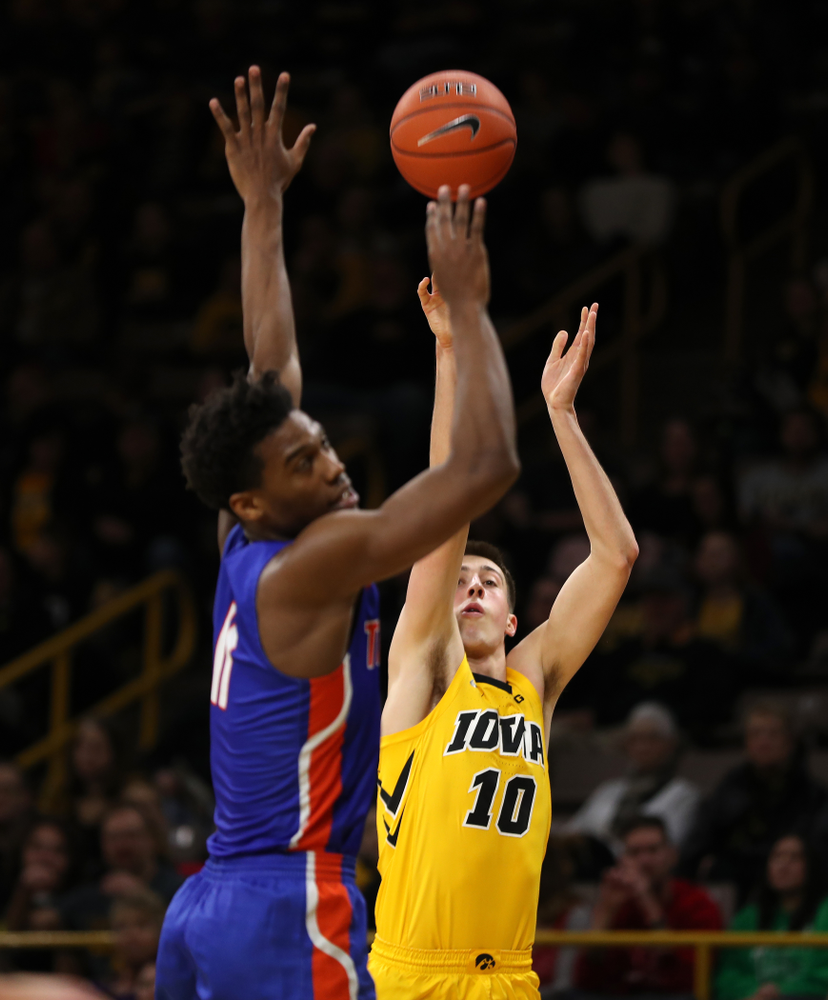 Iowa Hawkeyes guard Joe Wieskamp (10) against the Savannah State Tigers Saturday, December 22, 2018 at Carver-Hawkeye Arena. (Brian Ray/hawkeyesports.com)