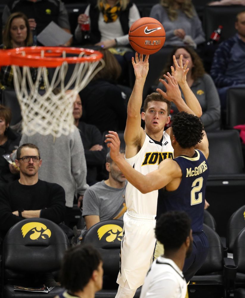 Iowa Hawkeyes guard Jordan Bohannon (3) against the Pitt Panthers Tuesday, November 27, 2018 at Carver-Hawkeye Arena. (Brian Ray/hawkeyesports.com)