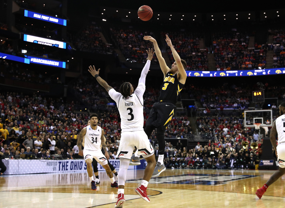 Iowa Hawkeyes guard Jordan Bohannon (3) against the Cincinnati Bearcats in the first round of the 2019 NCAA Men's Basketball Tournament Friday, March 22, 2019 at Nationwide Arena in Columbus, Ohio. (Brian Ray/hawkeyesports.com)