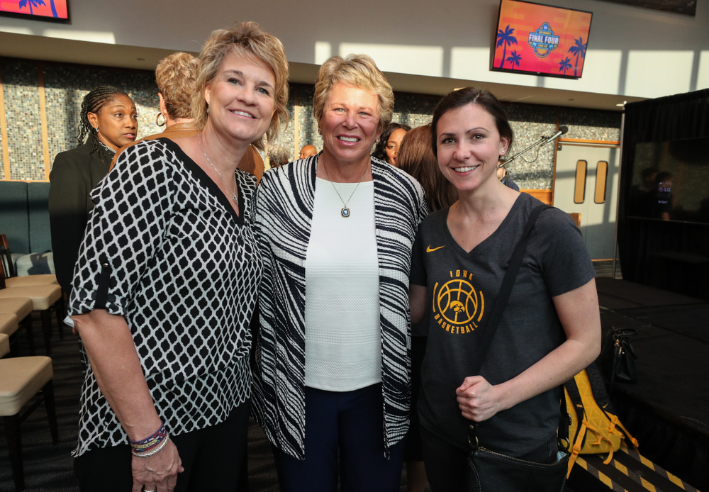 Iowa Hawkeyes head coach Lisa Bluder and director of basketball operations Kathryn Reynolds talk with Ann Meyers Drysdale following a news conference Thursday, April 4, 2019 at Amalie Arena in Tampa, FL. (Brian Ray/hawkeyesports.com)