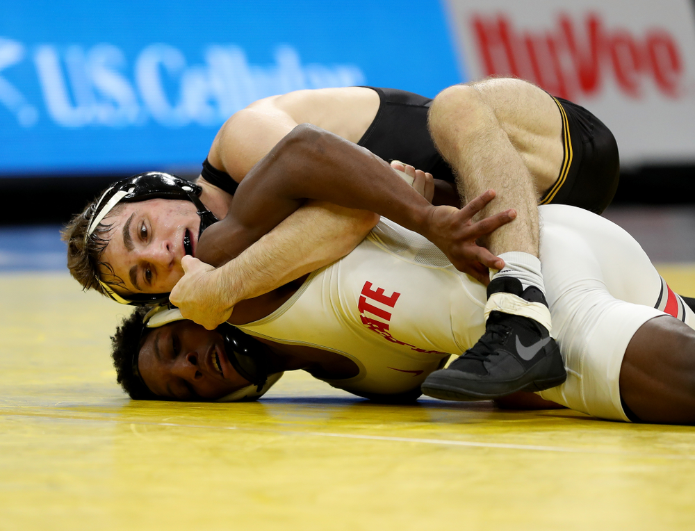 Iowa’s Austin DeSanto wrestles Ohio State’s Jordan Decatur at 133 pounds Friday, January 24, 2020 at Carver-Hawkeye Arena. DeSanto won the match with a 21-3 tech fall. (Brian Ray/hawkeyesports.com)