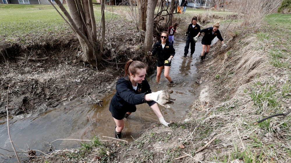 Members of the Iowa Soccer Team volunteer during the Iowa Athletics Department's annual Day of Caring Sunday, April 22, 2018. (Brian Ray/hawkeyesports.com)