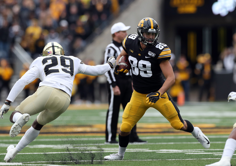 Iowa Hawkeyes wide receiver Nico Ragaini (89) against the Purdue Boilermakers Saturday, October 19, 2019 at Kinnick Stadium. (Brian Ray/hawkeyesports.com)