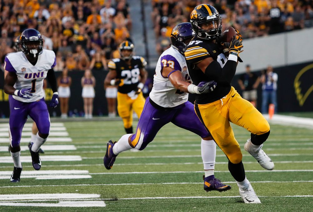 Iowa Hawkeyes tight end Noah Fant (87) hauls in a 43-yard reception during a game against Northern Iowa at Kinnick Stadium on September 15, 2018. (Tork Mason/hawkeyesports.com)