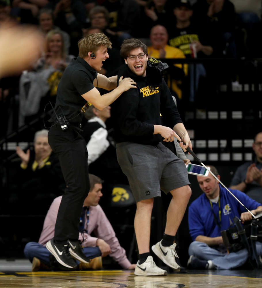 Graduate Cross Court Putt winner against the Purdue Boilermakers Tuesday, March 3, 2020 at Carver-Hawkeye Arena. (Brian Ray/hawkeyesports.com)
