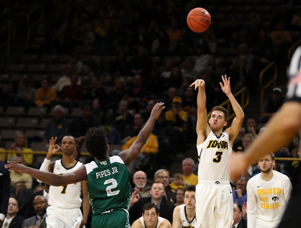 Iowa Hawkeyes guard Jordan Bohannon (3) against UW Green Bay Sunday, November 11, 2018 at Carver-Hawkeye Arena. (Brian Ray/hawkeyesports.com)