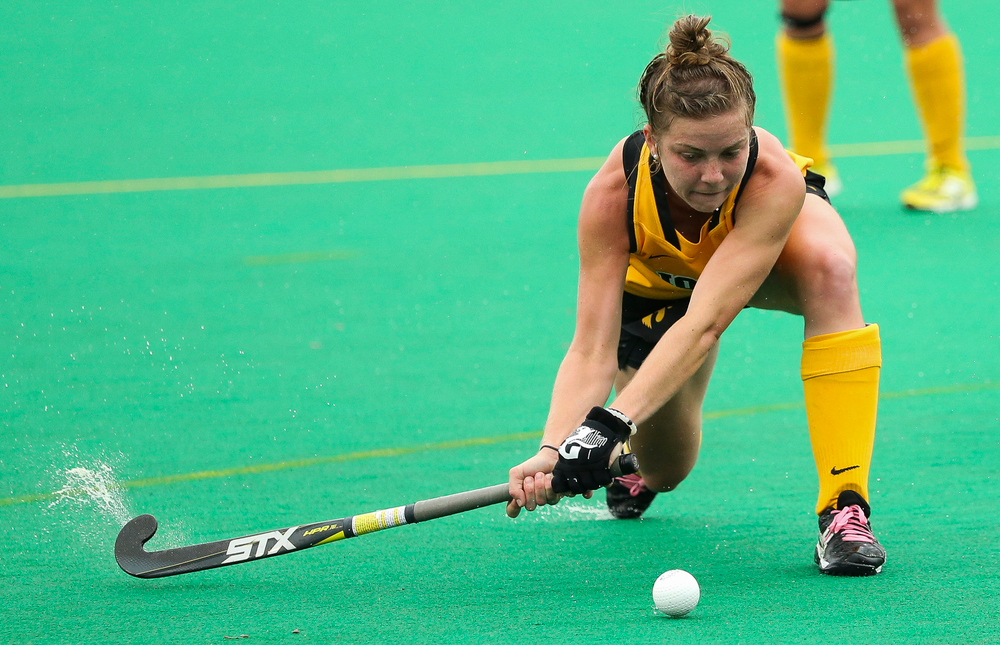 Iowa Hawkeyes midfielder Nikki Freeman (8) passes the ball during a game against Stanford at Grant Field on October 7, 2018. (Tork Mason/hawkeyesports.com)