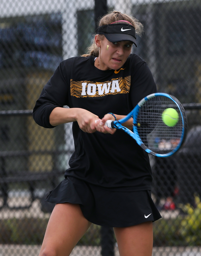 Ashleigh Jacobs returns a shot in a singles match during the second day of the ITA Central Regional Championships at the Hawkeye Tennis and Recreation Complex on October 13, 2018. (Tork Mason/hawkeyesports.com)