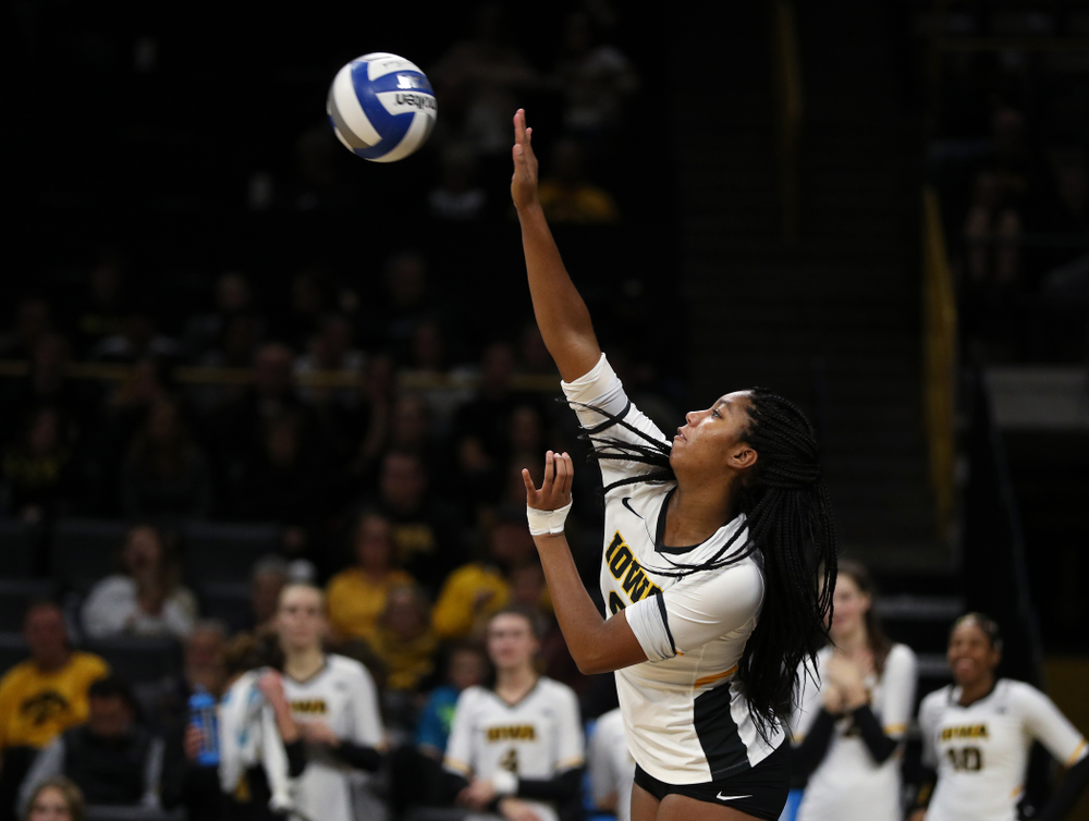 Iowa Hawkeyes middle blocker Amiya Jones (9) against the Ohio State Buckeyes Saturday, November 24, 2018 at Carver-Hawkeye Arena. (Brian Ray/hawkeyesports.com)