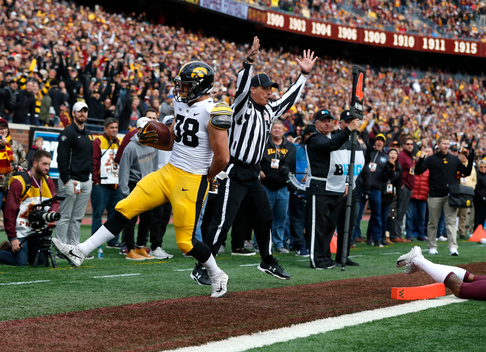 Iowa Hawkeyes tight end T.J. Hockenson (38) scores on a fake field goal against the Minnesota Golden Gophers Saturday, October 6, 2018 at TCF Bank Stadium. (Brian Ray/hawkeyesports.com)