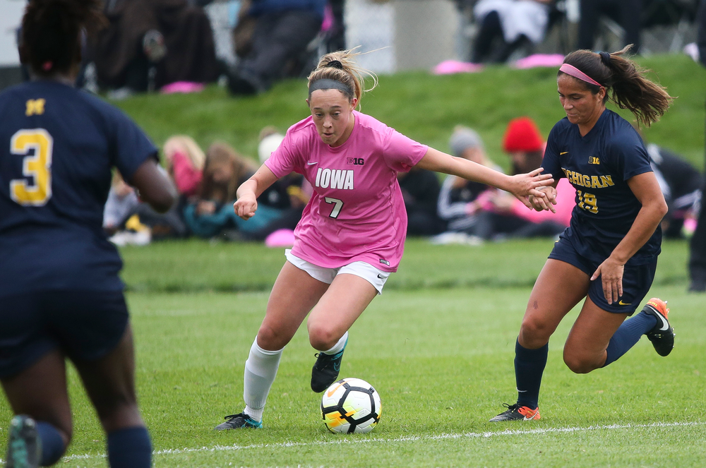 Iowa Hawkeyes forward Skylar Alward (7) dribbles the ball during a game against Michigan at the Iowa Soccer Complex on October 14, 2018. (Tork Mason/hawkeyesports.com)