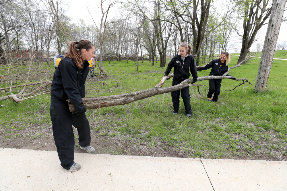 Members of the WomenÕs Soccer team volunteer with the Iowa City Public Works department along the Iowa River during the annual Iowa Athletics Day of Caring Sunday, April 28, 2019 in Iowa City. (Brian Ray/hawkeyesports.com)