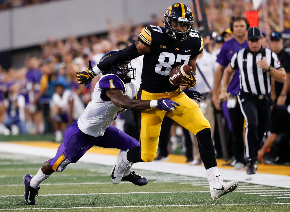 Iowa Hawkeyes tight end Noah Fant (87) runs the ball after making a reception during a game against Northern Iowa at Kinnick Stadium on September 15, 2018. (Tork Mason/hawkeyesports.com)
