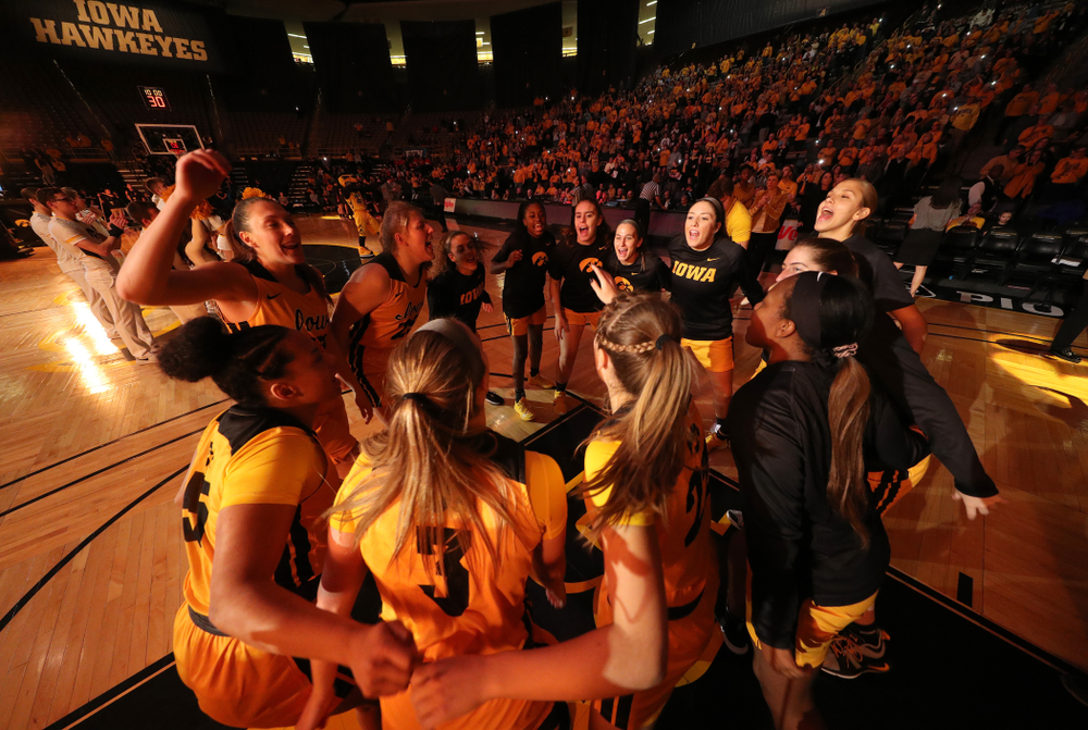 The Iowa Hawkeyes gather before their game against the Maryland Terrapins Thursday, January 9, 2020 at Carver-Hawkeye Arena. (Brian Ray/hawkeyesports.com)