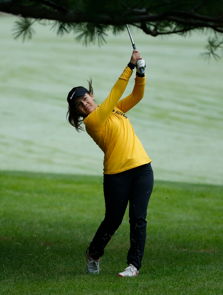 Iowa's Manuela Lizarazu hits an approach shot during the Diane Thomason Invitational at Finkbine Golf Course on September 29, 2018. (Tork Mason/hawkeyesports.com)