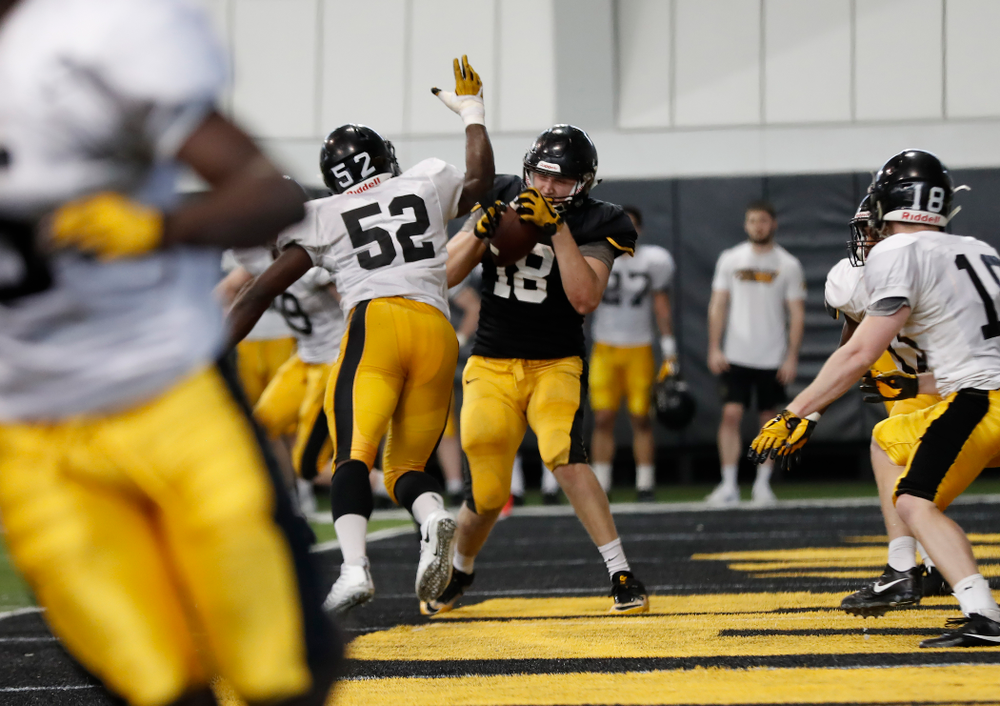 Iowa Hawkeyes tight end Drew Cook (18) during spring practice Thursday, March 29, 2018 at the Hansen Football Performance Center. (Brian Ray/hawkeyesports.com)