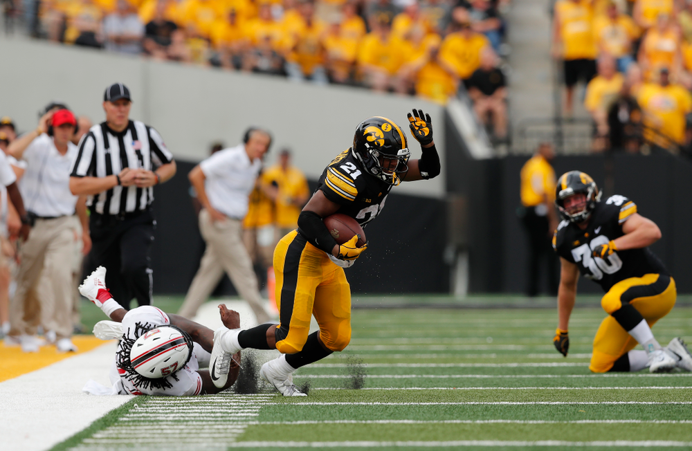 Iowa Hawkeyes running back Ivory Kelly-Martin (21) against the Northern Illinois Huskies Saturday, September 1, 2018 at Kinnick Stadium. (Brian Ray/hawkeyesports.com)