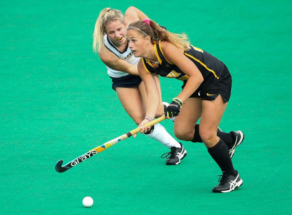 Iowa Hawkeyes midfielder Sophie Sunderland (20) passes the ball during a game against Michigan at Grant Field on October 5, 2018. (Tork Mason/hawkeyesports.com)