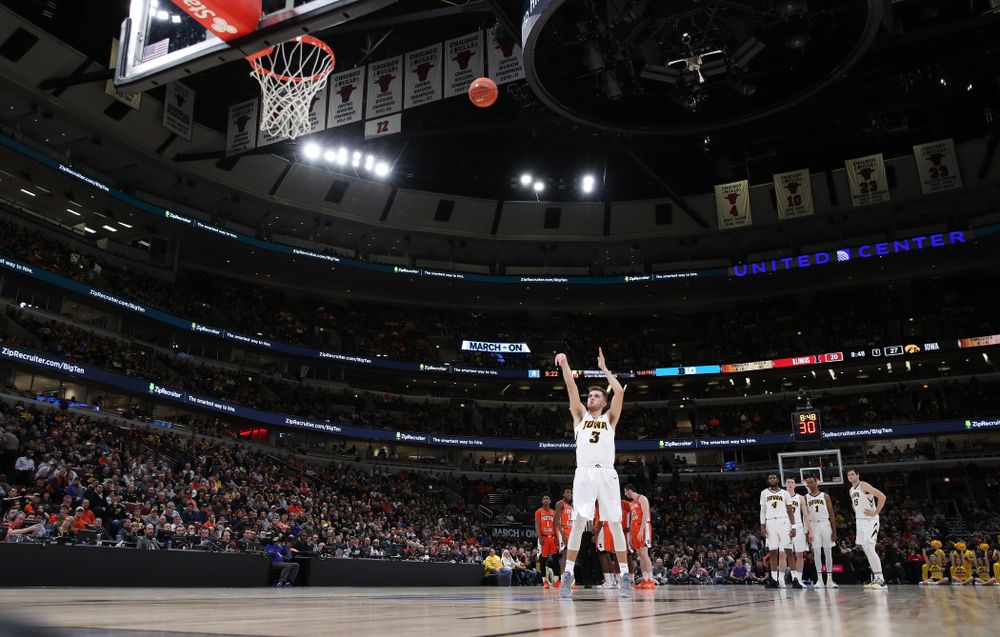 Iowa Hawkeyes guard Jordan Bohannon (3) against the Illinois Fighting Illini in the 2019 Big Ten Men's Basketball Tournament Thursday, March 14, 2019 at the United Center in Chicago. (Brian Ray/hawkeyesports.com)