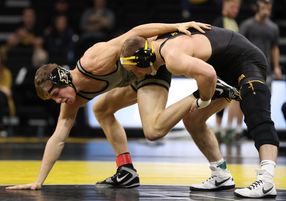 Iowa's Alex Marinelli wrestles Purdue's Cole Wysocki at 165 pounds Saturday, November 24, 2018 at Carver-Hawkeye Arena. (Brian Ray/hawkeyesports.com)