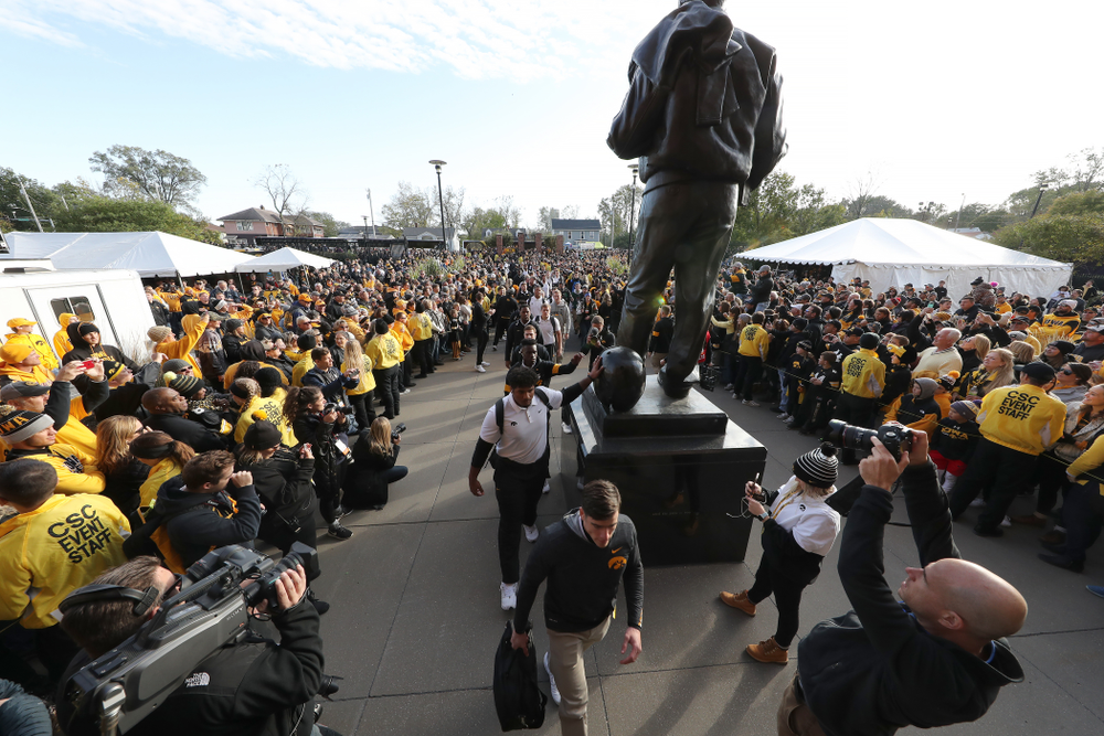 Iowa Hawkeyes offensive lineman Tristan Wirfs (74) against the Penn State Nittany Lions Saturday, October 12, 2019 at Kinnick Stadium. (Brian Ray/hawkeyesports.com)
