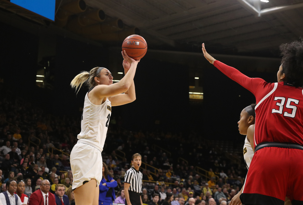 Iowa Hawkeyes forward Hannah Stewart (21) pulls up for a shot against the Rutgers Scarlet Knights Wednesday, January 23, 2019 at Carver-Hawkeye Arena. (Brian Ray/hawkeyesports.com)