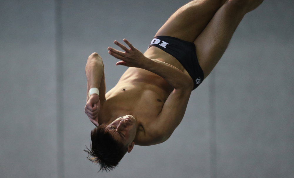Jonatan Posligua competes on the 3 meter board Thursday, November 15, 2018 during the 2018 Hawkeye Invitational at the Campus Recreation and Wellness Center. (Brian Ray/hawkeyesports.com)