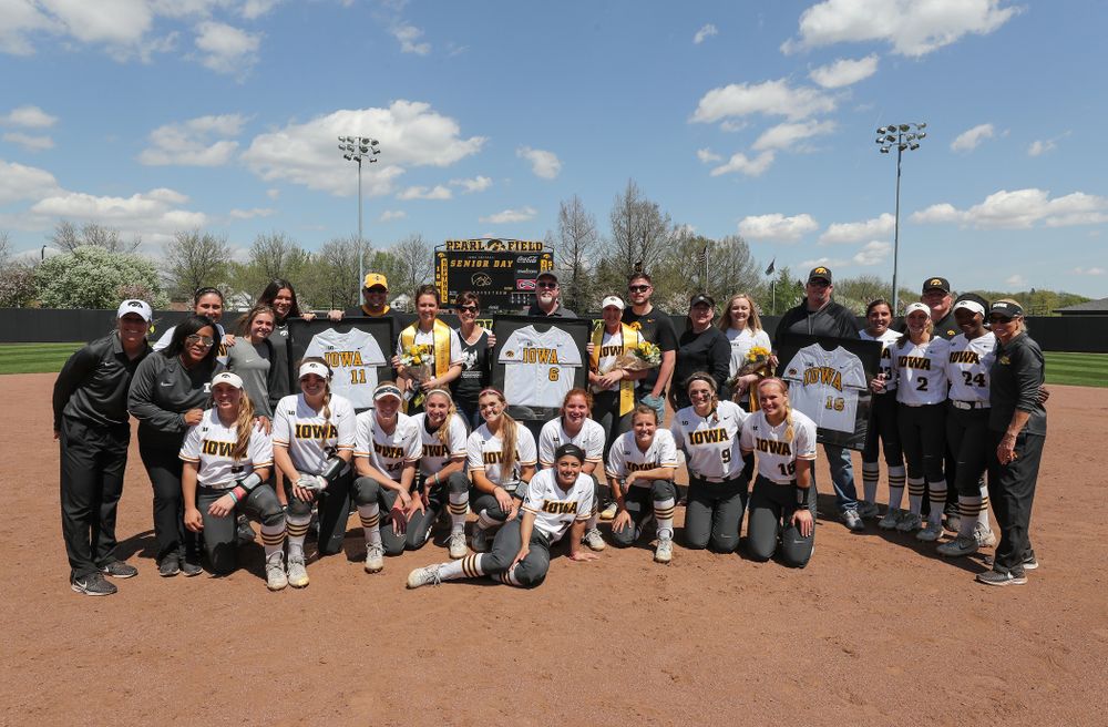 Iowa Hawkeyes seniors Mallory Kilian (11), Erin Riding (6) and Brooke Rozier pose for a photo with the rest of the team during senior day festivities following their game against the Ohio State Buckeyes on senior day Sunday, May 5, 2019 at Pearl Field. (Brian Ray/hawkeyesports.com)