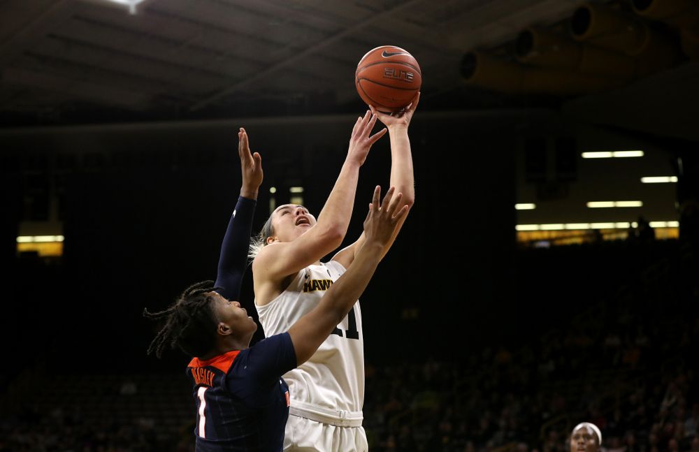 Iowa Hawkeyes forward Hannah Stewart (21) against the Illinois Fighting Illini Thursday, February 14, 2019 at Carver-Hawkeye Arena. (Brian Ray/hawkeyesports.com)