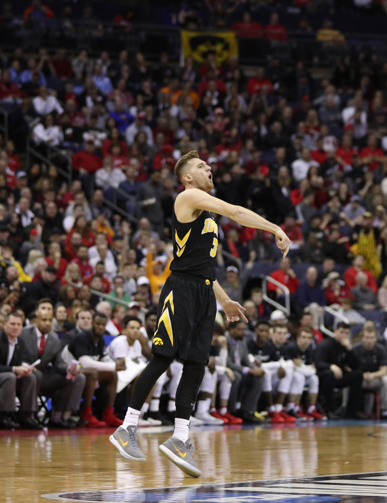 Iowa Hawkeyes guard Jordan Bohannon (3) against the Cincinnati Bearcats in the first round of the 2019 NCAA Men's Basketball Tournament Friday, March 22, 2019 at Nationwide Arena in Columbus, Ohio. (Brian Ray/hawkeyesports.com)